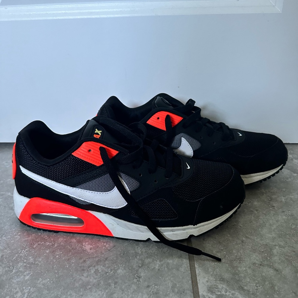 Nike Mens Air Max IVO Running Shoes Size 8.5 Black
Infrared Crimson